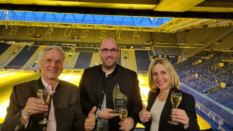 Das WFZruhr mit Dr. Hildebrand von Hundt, Tobias Althoff und Sarah Plat (v.l.n.r.) gewinnt den Invitation Champion Award der Messe Recycling-Technik; Verleihung im BVB-Stadion.